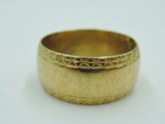 An 18ct gold wedding band having cut detail to edges, size Q and approx 7g