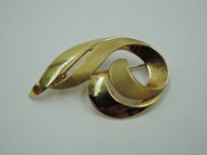 A 9ct gold swirl style brooch, approx 1.9g