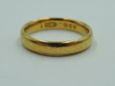A 22ct gold wedding band, size I & approx 3.3g
