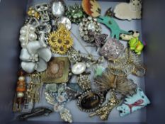 A selection of costume jewellery brooches including Artisan, ceramic, cat interest etc