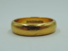 A 22ct gold wedding band, size L/M & approx 6.1g