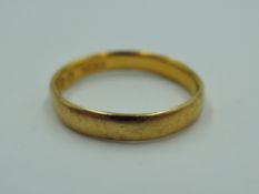 A 22ct gold wedding band, size M & approx 2.9g