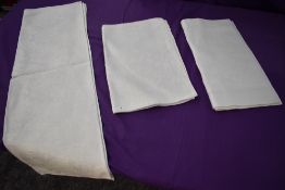 A lot containing antique damask table cloths.