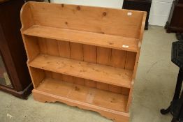 A natural pine low bookshelf, width approx. 87cm