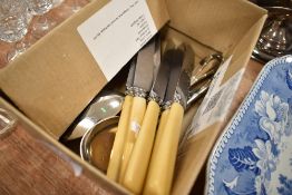 An uncased set of six 'Goldsmiths & Silversmiths Company' steel bladed knives, mixed white metal