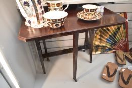 An Edwardian mahogany Sutherland table, of traditional design.