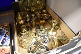 A box of predominantly vintage brass ware including candle sticks, Horse brasses, desk top lighter