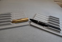 A Parker 51 fountain pen in black with gold cap. Approx 13.9cm