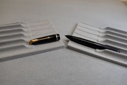A Parker Lady Duofold fountain pen in black with single band to cap. Approx 11.6cm