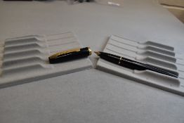 A Sheaffer cartridge fountain pen in black with band to end of the cap. Approx 13.2cm