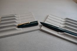 A Parker 17 vacuum fill fountain pen in green with single band to the cap. Approx 13.3cm