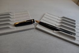 A Parker Slimfold fountain pen in black with single decorative band to cap with Parker 5 nib. Approx