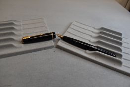 A Parker Slimfold fountain pen in black with single decorative band to cap with Parker 5 nib. Approx