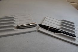 A Parker 51 fountain pen in black with steel cap. Approx 13.5cm