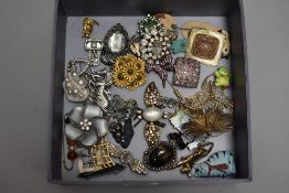 A selection of costume jewellery brooches including Artisan, ceramic, cat interest etc