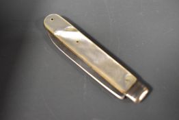 An early 20th century silver bladed and Mother-of-Pearl mounted pocket knife, of traditional form,