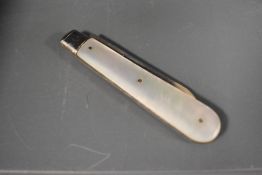 An early 20th century silver bladed and Mother-of-Pearl mounted pocket knife, of traditional form,