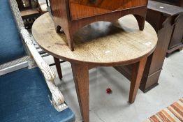 An early 20th Century oak oval dining table of small proportions