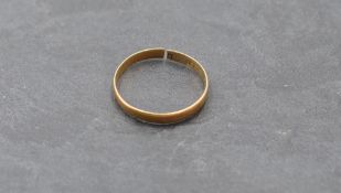 A yellow metal wedding band stamped 18ct, size Q & approx 1.4g (AF)