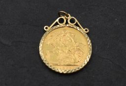 A Victorian gold sovereign dated 1895 in a removable 9ct gold pendant mount, approx 8.8g