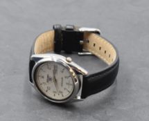 A gent's Seiko 5 automatic wrist watch having Arabic numeral dial with date aperture in steel case