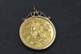 An Isle of Man £5 gold coin dated 1974 in a 9ct gold removable pendant mount, approx 44.3g