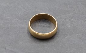 A gent's 9ct gold wedding band, size U and approx 4.6g