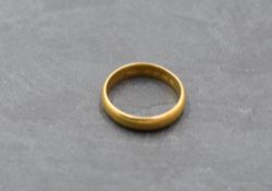 A 22ct gold wedding band, size O & approx 4.7g