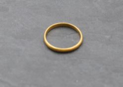 A 22ct gold wedding band, size V & approx 3.4g