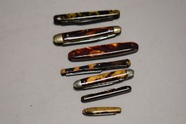A selection late 19th and early 20th century pen knives including tortoiseshell examples.