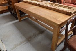A large modern golden oak extending dining table of good quality with double leafs measures 290cm
