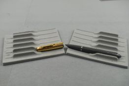 A Parker 51 Vacumatic fountain pen in grey with gold cap (cap is tired). Approx 13.9cm