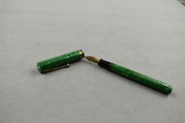 A Sheaffer Flat Top Secretary leverfill fountain pen in green mottle with single broad band to the