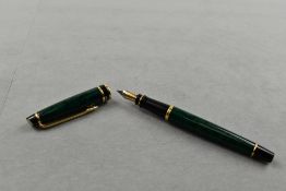 A Waterman Expert cartridge/converter fountain pen in green with Waterman M nib. Approx 14.2cm