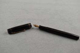 A De La Rue leverfill fountain pen in black with two narrow bands to the cap having a Warrented 22