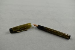 A De La Rue 1730/22 leverfill fountain pen in green marble with Onoto 3 nib. Approx 12.9cm