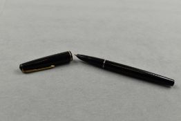 A Parker 17 fountain pen in black with narrow band to the cap. Approx 13.2cm