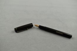 A Chatsworth leverfill fountain pen in black having warrented 14ct nib. Approx 12.2cm