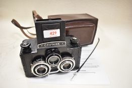 A Gomz Sputnik bakelite stereo camera in original case