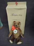 A modern Steiff Club 2001 Teddy Bear, Teddybar 1950 having white tag 04297, 420245 with porcelain