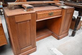 A late Victorian mahogany dressing table of inverted breakfront form with central kneehole aperture