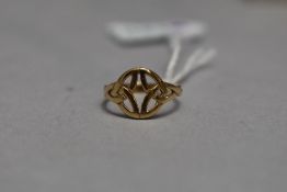 A small 9ct gold dress ring having open Celtic knot style detail, size K & approx 1.8g