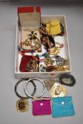 A tray of costume jewellery, broachesm necklaces, bracelet etc