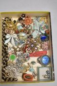 A tray of costume jewellery including broaches, earrings