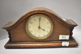 An Edwardian mantel clock having oak case