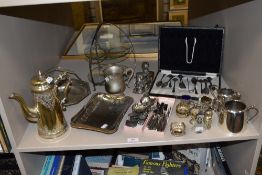 A selection of 20th century table serving items including cutlery, cased coffee spoons, Art Deco