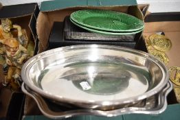 20th century table serving items including Elkington dish, Mother of Pearl handle knives and cased