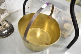 A brass cast jam pan