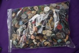 Over one Kg of vintage and antique buttons, mixed styles, sizes and colours.