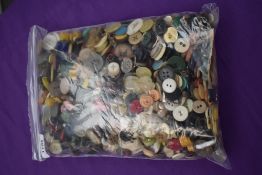 Over one Kg of vintage and antique buttons, mixed styles, sizes and colours.